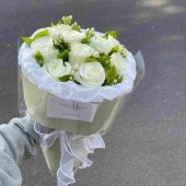 9支白玫瑰茉莉小香风花束