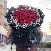 33支红玫瑰白色满天星花束