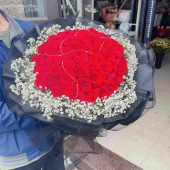 52支红玫瑰白色满天星花束