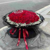 99支红玫瑰白色满天星花束