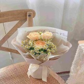 3支香槟玫瑰搭配洋甘菊小花束