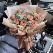 9支卡布奇诺玫瑰搭配蓝星花花束