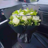 11支白玫瑰茉莉花束黑色压纹纸包装