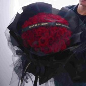 52朵红玫瑰黑纱花束