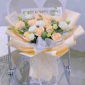 11支香槟玫瑰搭配洋桔梗花束