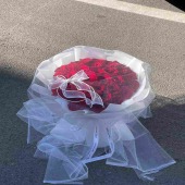 33支红玫瑰白色包装款花束