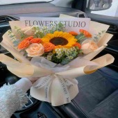 1支向日葵3支香槟玫瑰橙芭比花束