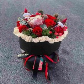 【圣诞花束】9支红玫瑰1颗苹果搭配圣诞元素花束