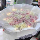 33支粉雪山搭配白玫瑰花束
