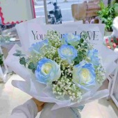 6支碎冰蓝玫瑰满天星花束