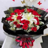 19朵红玫瑰百合花束