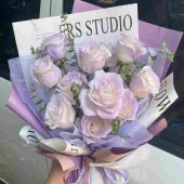 11支薄雾紫喷色白玫瑰鲜花花束