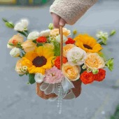 2支向日葵11支香槟玫瑰混搭提篮