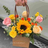 1支向日葵混搭香槟玫瑰手提花篮