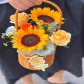 2支向日葵2支香槟小提篮