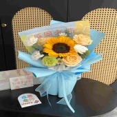 1支一向日葵搭配香槟玫瑰蓝色包装花束