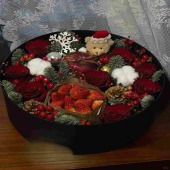  8支红玫瑰混搭草莓圣诞元素礼盒鲜花店送花上门圣诞节花束