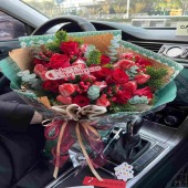 11支红玫瑰混搭草莓红豆诺贝松鲜花花束圣诞节花束花店送花上门