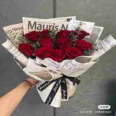 11支红玫瑰白色报纸花束