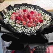 33颗草莓搭配6支红玫瑰白色满天星花束