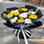 11支黄白菊尤加利叶花束