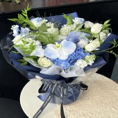 【乘风破浪】1支蓝色绣球7支碎冰蓝白玫瑰混搭蝴蝶兰花束