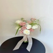 6支卡布奇诺5支白玫瑰混搭2支紫罗兰喷泉草手捧花